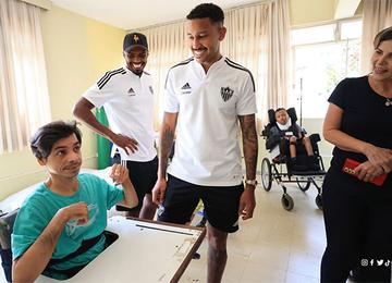 Jogadores, comissão técnica e diretoria estiveram no Núcleo Caminhos para Jesus, que ampara crianças deficientes, carentes e com sequelas de paralisia cerebral