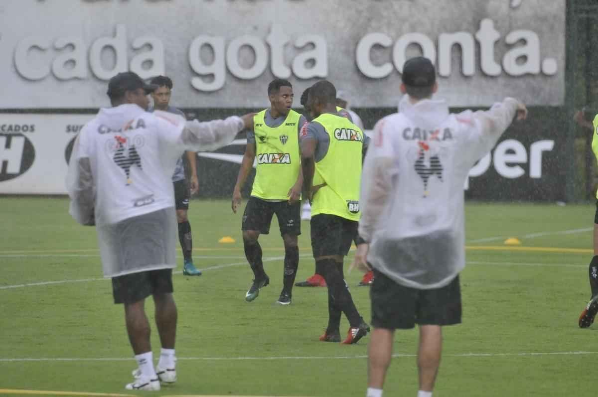 Volante Elias participou nesta quinta-feira do seu primeiro treino como jogador do Atltico. Roger Machado comandou uma atividade com bola utilizando atletas que no jogaram ou atuaram pouco diante do Cruzeiro