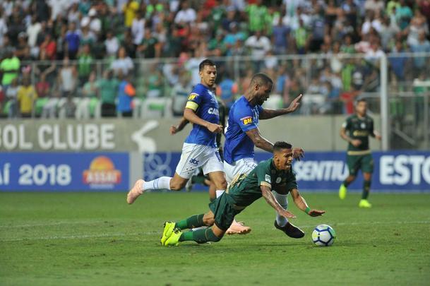 Aos 35 minutos do segundo tempo, Ded derrubou Matheusinho na rea. Os americanos reclamaram pnalti no lance, mas o rbitro Heber Roberto Lopes no marcou. O Cruzeiro venceu o clssico contra o Amrica por 2 a 1, neste domingo, no Independncia. 