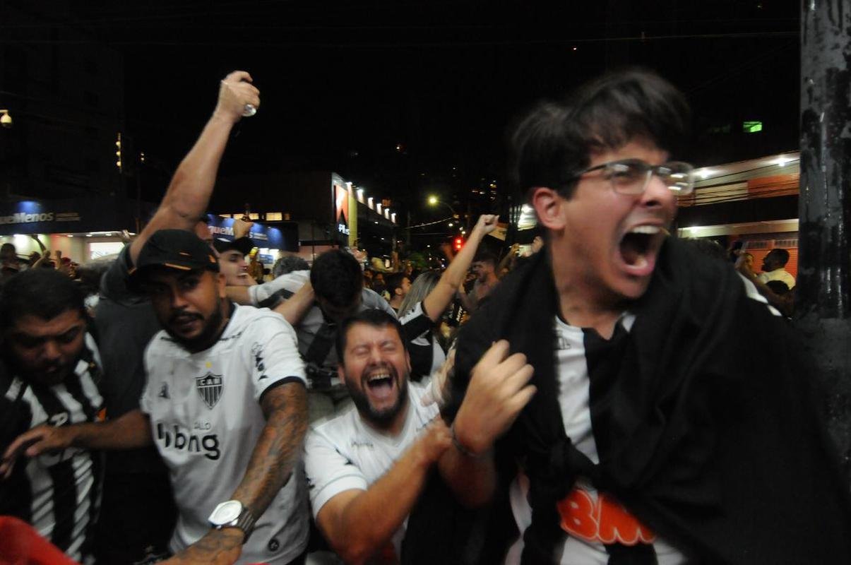 Atleticanos no Bar do Salomo, em BH, durante jogo contra o Bahia. Depois da vitria por 3 a 2 houve muita festa pelo ttulo brasileiro