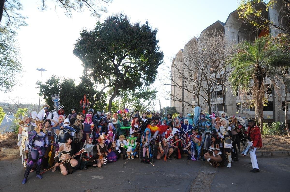 Equipes paiN Gaming e Team oNe duelam no Mineirinho para saber quem ser o vencedor do Campeonato Brasileiro de League of Legends (CBLoL), game de computador que virou febre no mundo inteiro. Durante o evento, cosplayers so uma das atraes, que chamam a ateno dos fs.