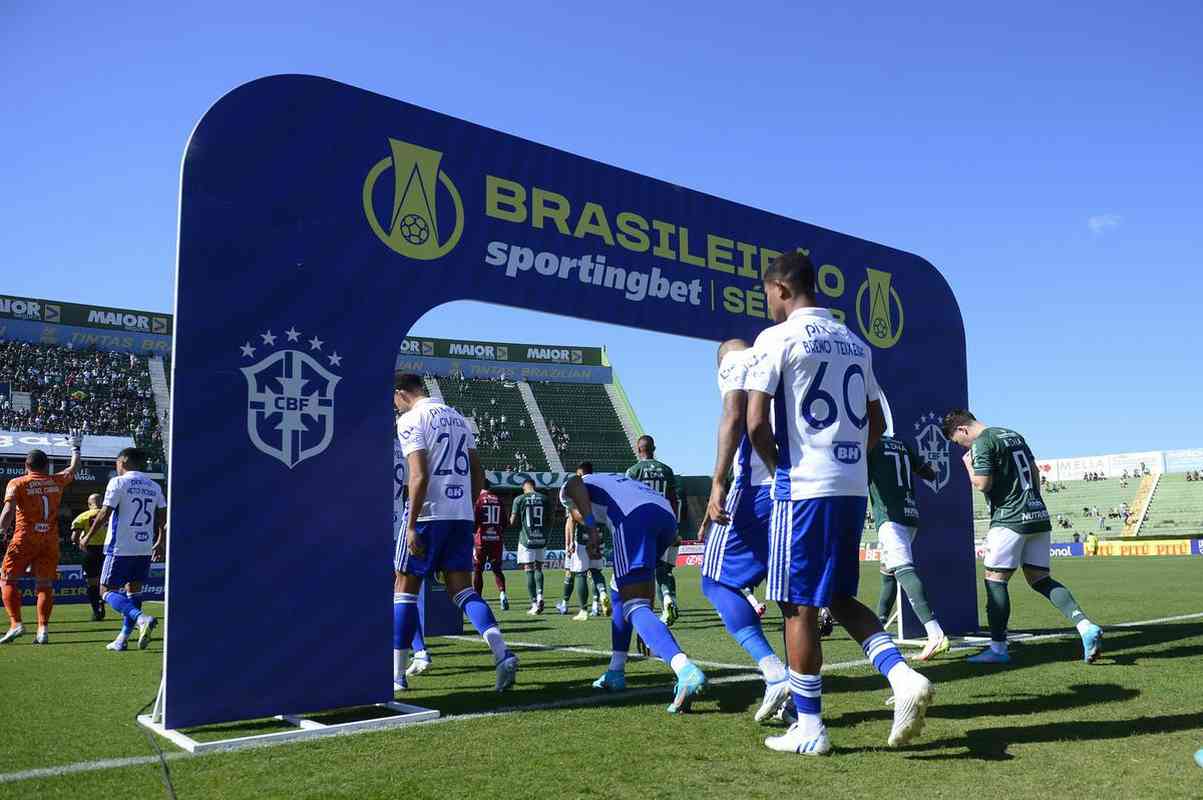 Fotos do jogo entre Guarani e Cruzeiro, no Brinco de Ouro, em Campinas, pela 17ª rodada da Série B do Campeonato Brasileiro