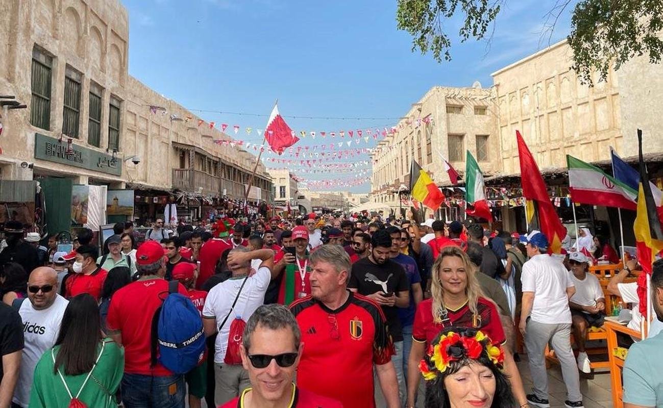 Torcidas da Copa do Mundo de 2022 tm se encontrado no Souq Waqif, tradicional mercado em Doha, no Catar.