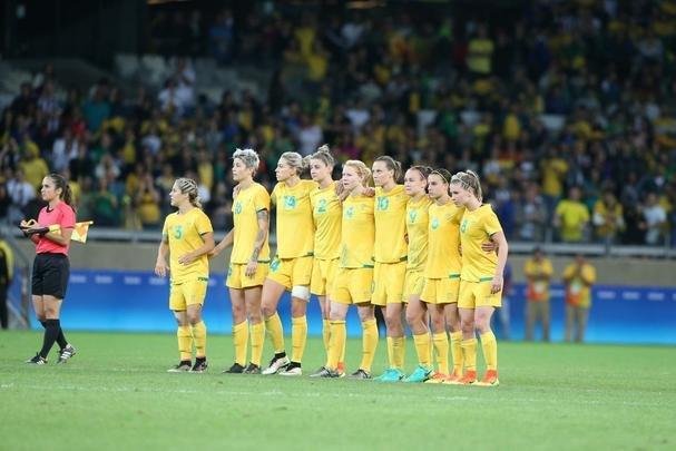 Imagens emocionantes das cobranas de pnaltis no Mineiro e da classificao do Brasil s semifinais do torneio feminino de futebol dos Jogos Olmpicos. Goleira Brbara pegou pnalti e deu vitria  Seleo por 7 a 6 sobre a Austrlia. Com 52 mil pagantes, estdio foi  loucura.