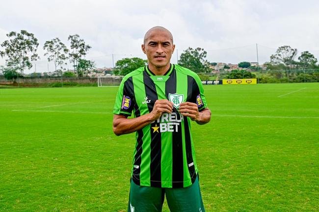 Fotos da apresentao do lateral-direito Nino Paraba no Amrica