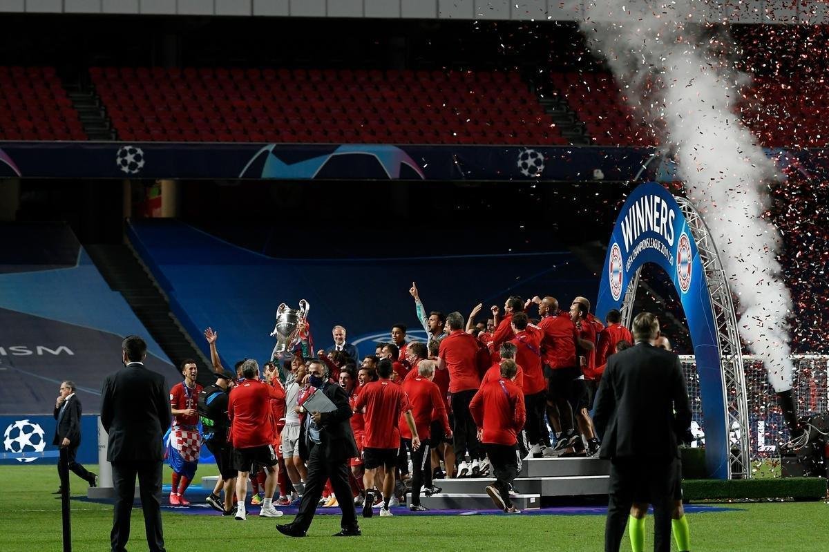 Bayern conquistou o hexa da Liga dos Campeões da Europa ao vencer o PSG por 1 a 0, neste domingo, no Estádio da Luz, em Lisboa. Coman marcou o gol do título alemão. Capitão Neuer ergue a taça junto aos seus companheiros.