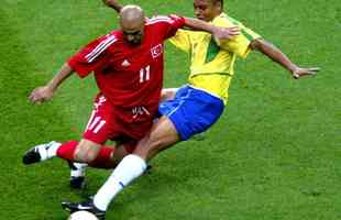 Volante Gilberto Silva em ao contra a Seleo da Turquia, na campanha vitoriosa do Brasil na Copa do Mundo de 2002 (Coria do Sul e Japo). Jogador tambm disputou os Mundiais de 2006 (Alemanha) e 2010 (frica do Sul) antes de voltar ao Atltico, em 2013.