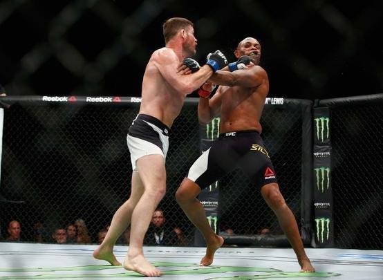 Spider voltou ao UFC com revés. Brasileiro chegou a derrubar Bisping com uma joelhada, achou que tinha vencido por nocaute, mas round havia encerrado. No fim, brasileiro acabou perdendo luta por pontos