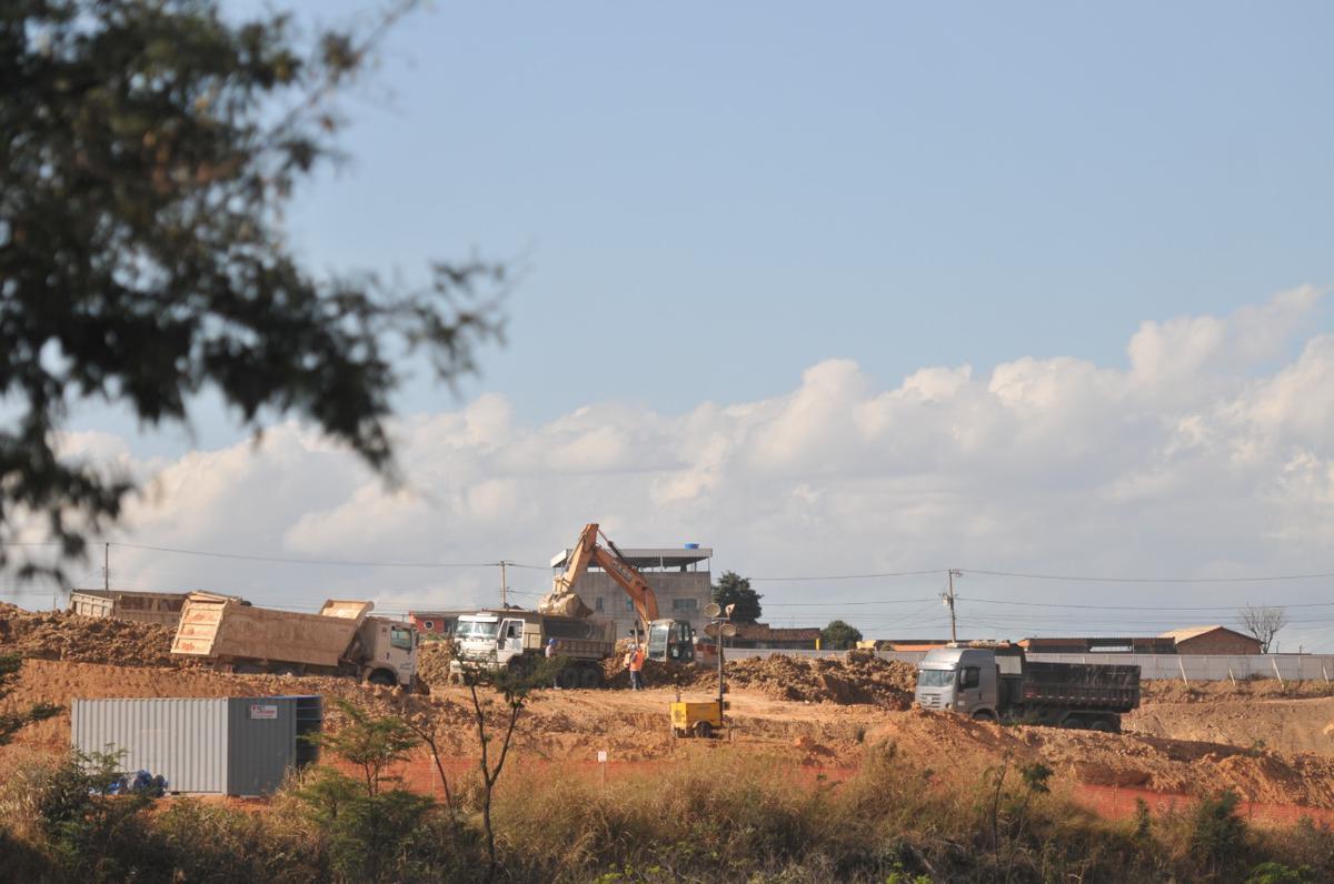 28/07/2020 - Obra de construção da Arena MRV, do Atlético, chegou a cem dias nesta terça-feira, 28 de julho. Paisagem já mudou bastante no bairro Califórnia, em Belo Horizonte. Com trabalho intenso de tratores e caminhões na fase de terraplanagem, há poeira por todo lado no terreiro do Galo. (Alexandre Guzanshe/EM/D. A Press)