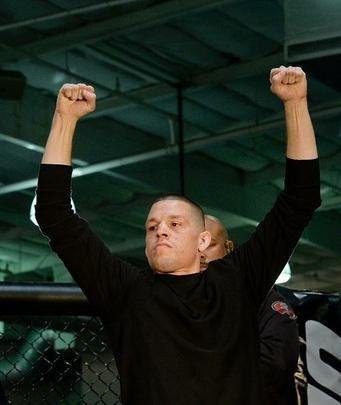 Com presença de imprensa e fãs, Conor McGregor e Nate Diaz participam de conferência em Los Angeles e esquentam clima para duelo no UFC 196