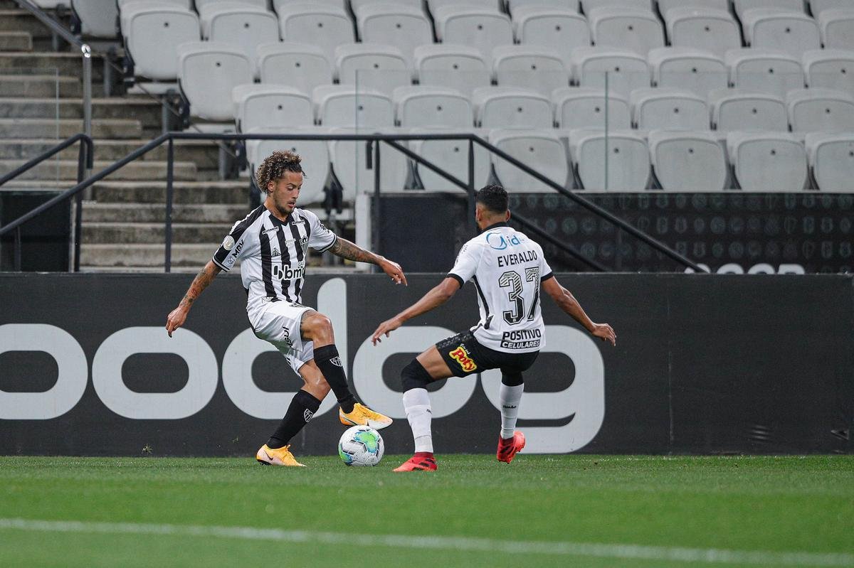O Atltico venceu Corinthians de virada, por 2 a 1, neste sbado, em So Paulo, pela 21 rodada do Campeonato Brasileiro. Os gols alvinegros foram marcados por Guilherme Arana e Marrony. Matheus Dav balanou a rede para o Timo.