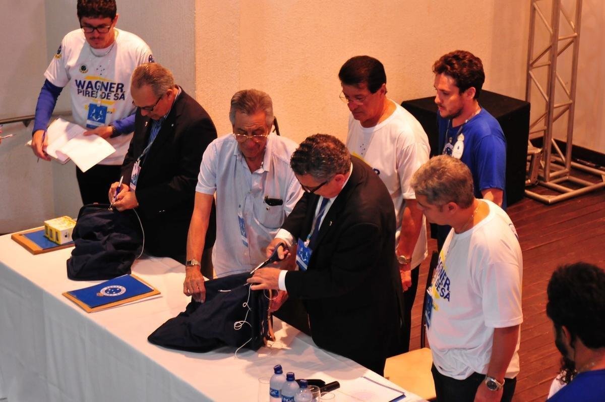 Wagner Pires de S venceu eleio com 235 votos e  o novo presidente do Cruzeiro. Ele comendar o clube no trinio 2018, 2019 e 2020. Srgio Santos Rodrigues, apoiado por Zez Perrella, ficou com 200 votos no pleito.