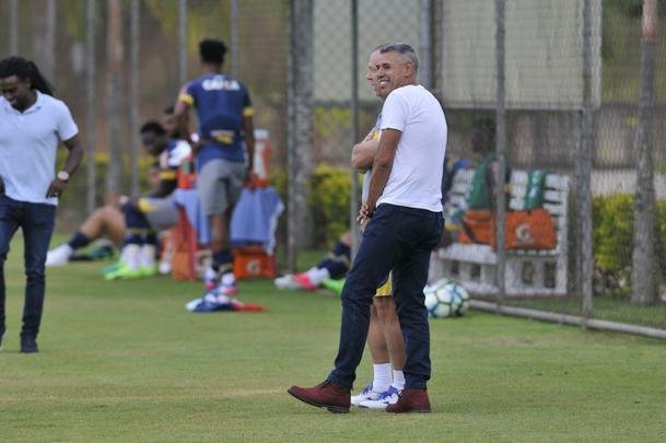 Ex-volante de Cruzeiro e Atltico e hoje treinador, Cerezo passar duas semanas na Toca da Raposa II para acompanhar o trabalho de Mano Menezes