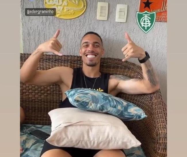 O zagueiro do Coelho tamb�m aproveita para relaxar. Nas redes sociais, publicou essa foto descontra�do