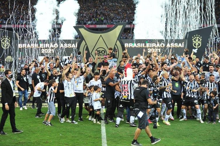 Atltico ergue a taa de campeo brasileiro e d a volta olmpica diante da torcida alvinegra, no Mineiro
