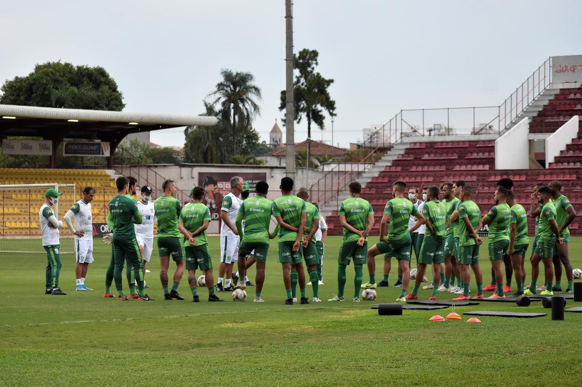 Amrica treinou nesta quinta-feira no Estdio Municipal Jos Liberatti, em Osasco, e concluiu a preparao para enfrentar o lanterna Oeste pela 24 rodada da Srie B. O duelo ser nesta sexta, s 19h15, em Barueri, na Grande So Paulo.