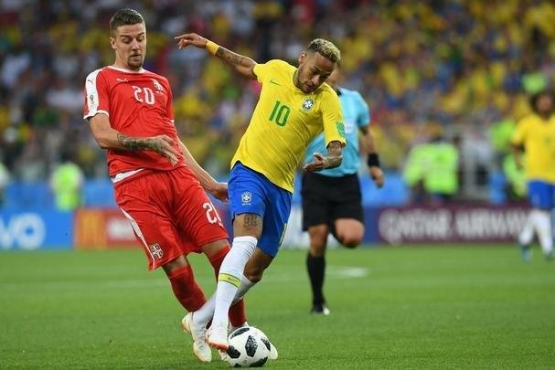 Poucas quedas, assistência e 'ousadia': a atuação de Neymar contra a Sérvia