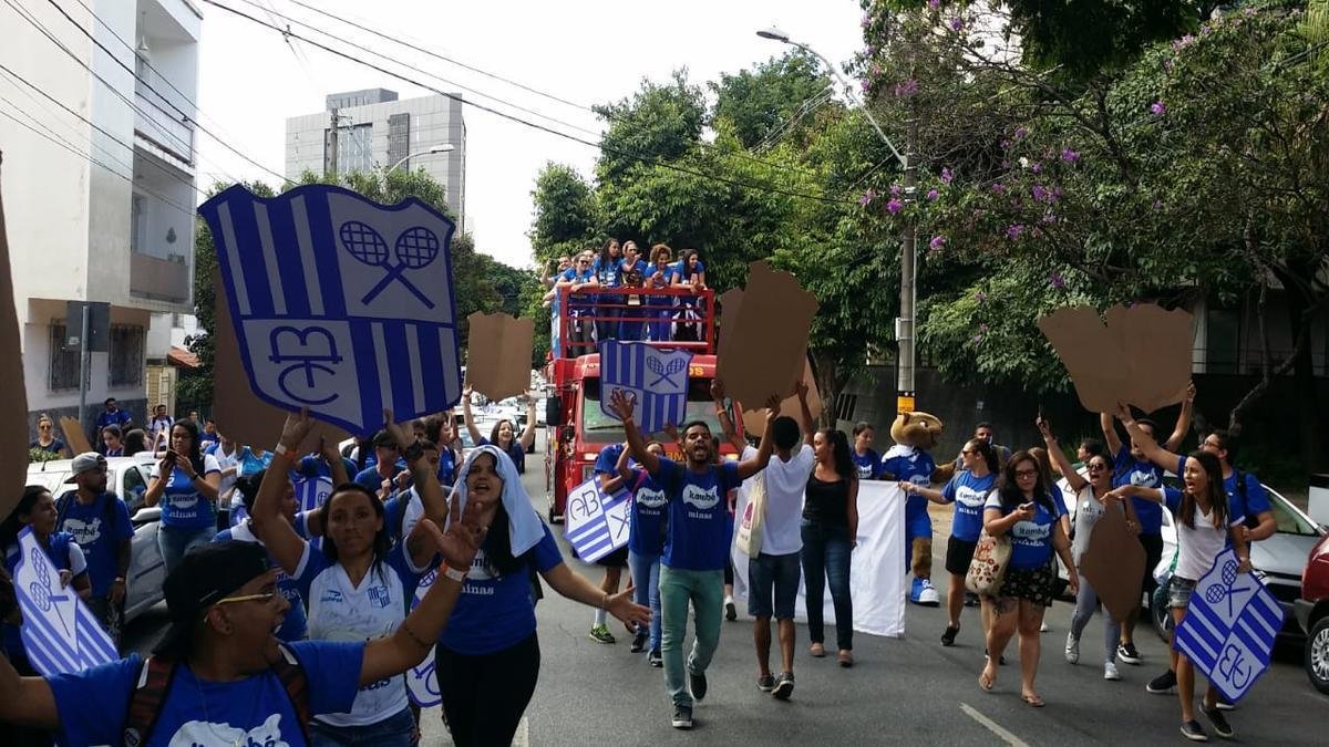 Jogadoras do Minas desfilam em carro aberto pelas ruas de Belo Horizonte aps conquista do tri da Superliga Feminina de Vlei