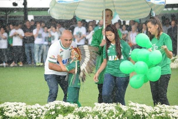 Pequeno ndio Cond, mascotinho do clube, despediu-se dos dolos