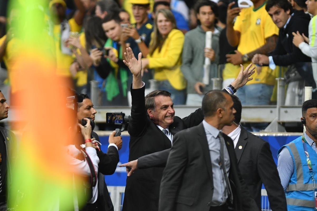 Durante o intervalo do jogo, Bolsonaro desceu ao gramado, foi vaiado e tambm recebeu aplausos