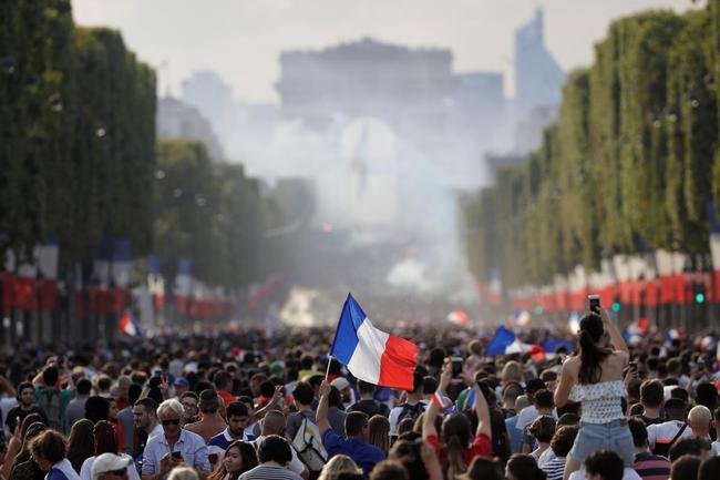 Torcedores franceses tomaram principais pontos tur�sticos e avenidas de Paris para celebrar o bi mundial
