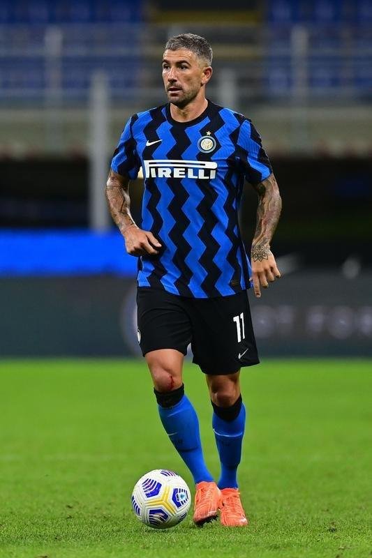 Defensor srvio Aleksandar Kolarov, da Inter de Milo, foi infectado pela COVID-19 neste ms de novembro