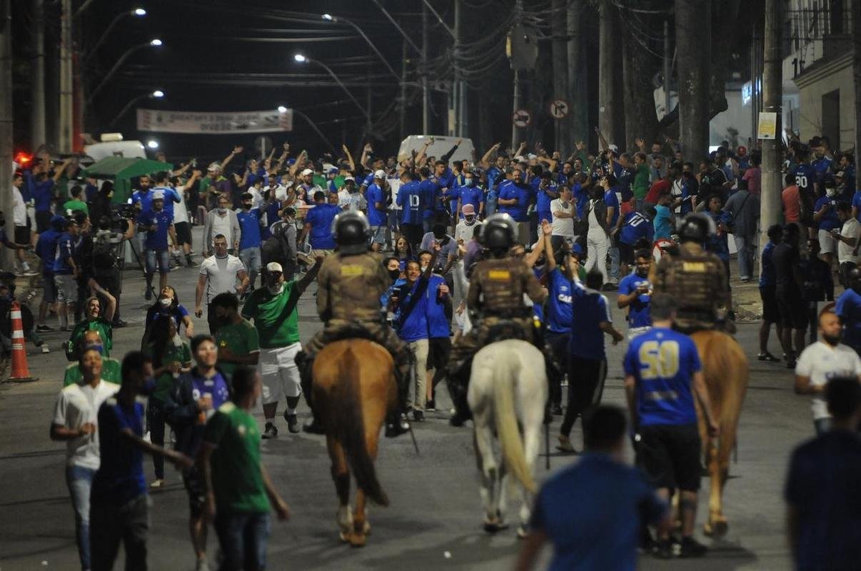 Torcida do Cruzeiro voltou ao Mineiro aps meses de ausncia devido  pandemia. Houve grandes filas devido  desorganizao do clube, que demorou a enviar funcionrios aos portes para fazer a conferncia dos exames de COVID-19. Na Alameda das Palmeiras, muitos cruzeirenses se aglomeraram e no usaram mscara prximo ao Bar do Peixe.