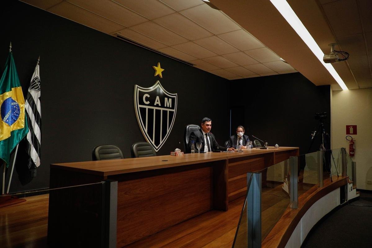 Presidente Srgio Sette Cmara anunciou nesta quinta-feira que no se canditar  reeleio no Atltico. Ao lado do vice, Lsaro Cndido da Cunha, ele fez um balano dos trs anos de gesto