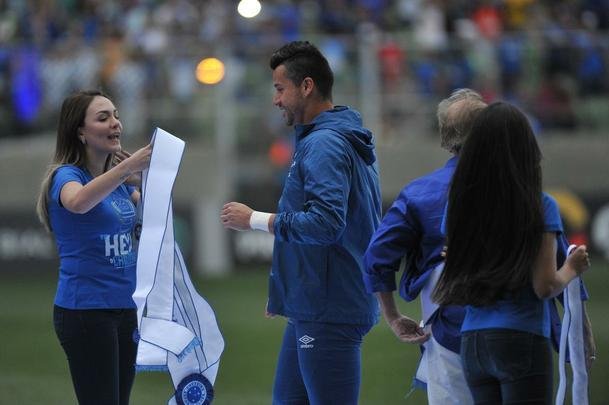 Jogadores, integrantes da comisso tcnica e dirigentes do Cruzeiro recebem faixas alusivas ao ttulo da Copa do Brasil