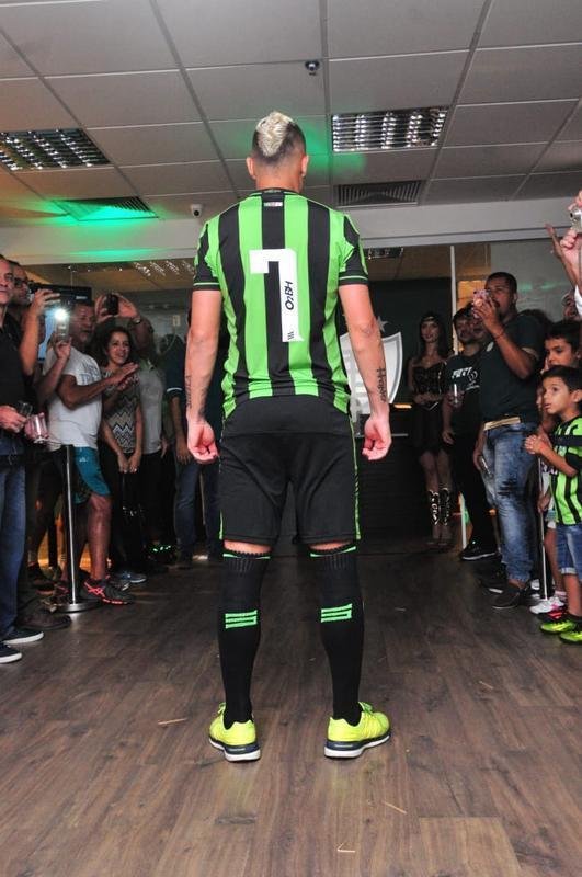 Coleção de uniformes do América da temporada 2019. Clube adotou marca própria, a Sparta. Por isso, desfile na loja do clube, no shopping Boulevard, em BH, foi ao estilo espartano