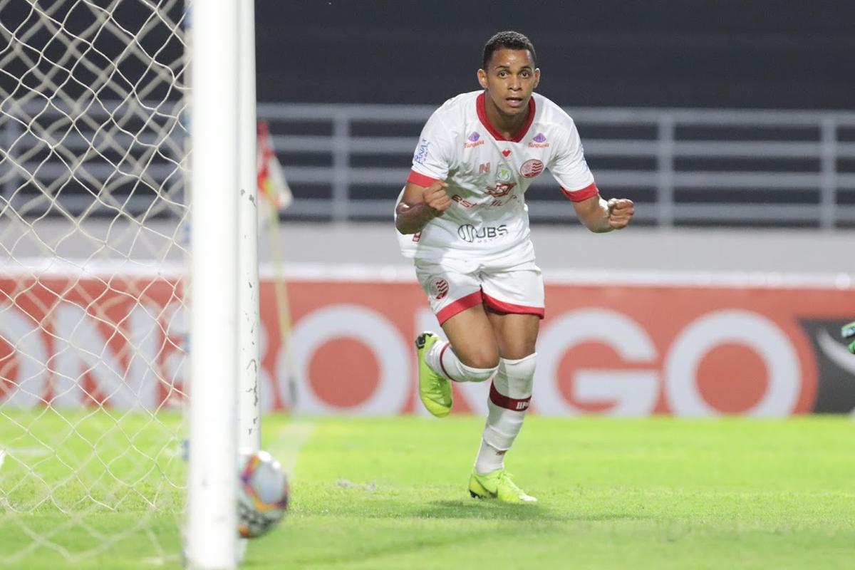 Partida marcou a estreia do tcnico Hlio do Anjos no time alvirrubro