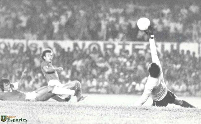 Cruzeiro derrotou Inter por 5 a 4 na estreia da Copa Libertadores de 1976. Palhinha, aos 3 e 10 minutos do 1T, Joozinho, aos 21 min do 1T e aos 18 min do 2T, e Nelinho, aos 40 min do 2T marcaram os gols celestes no triunfo