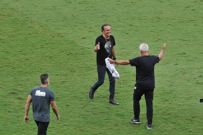 Aps a vitria do Atltico sobre o Fluminense, por 2 a 1, no Mineiro, os jogadores, o tcnico Cuca, a comisso tcnica, o gerente e ex-goleiro Victor e torcedores fizeram muita festa com a proximidade do ttulo brasileiro