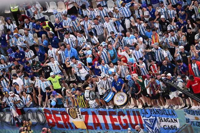 Fotos das torcidas durante o jogo entre Holanda e Argentina, pelas quartas de final da Copa do Mundo do Catar