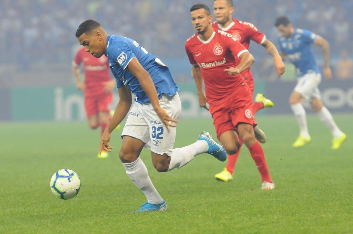 Fotos do primeiro tempo do duelo entre Cruzeiro e Internacional, no Mineiro, pela semifinal da Copa do Brasil
