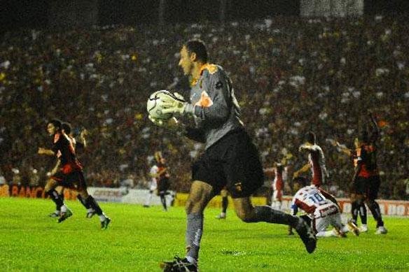 Magro segura a bola na final do Campeonato Pernambucano de 2010, que terminaria com a taa nas mos do Sport