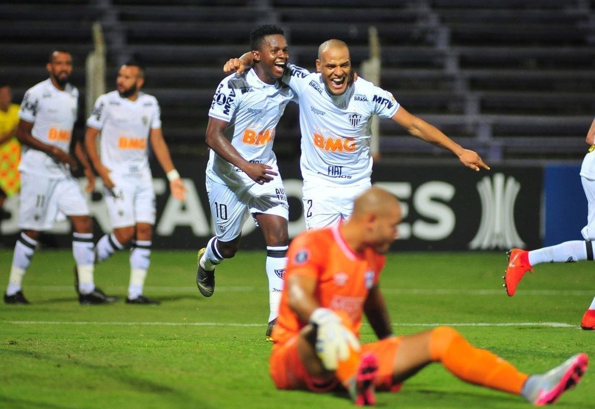 Cazares marcou o segundo gol do Atltico na vitria por 2 a 0 sobre o Defensor, em Montevidu