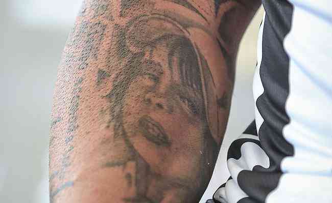 Tatuagem no braço direito do treinador do Atlético