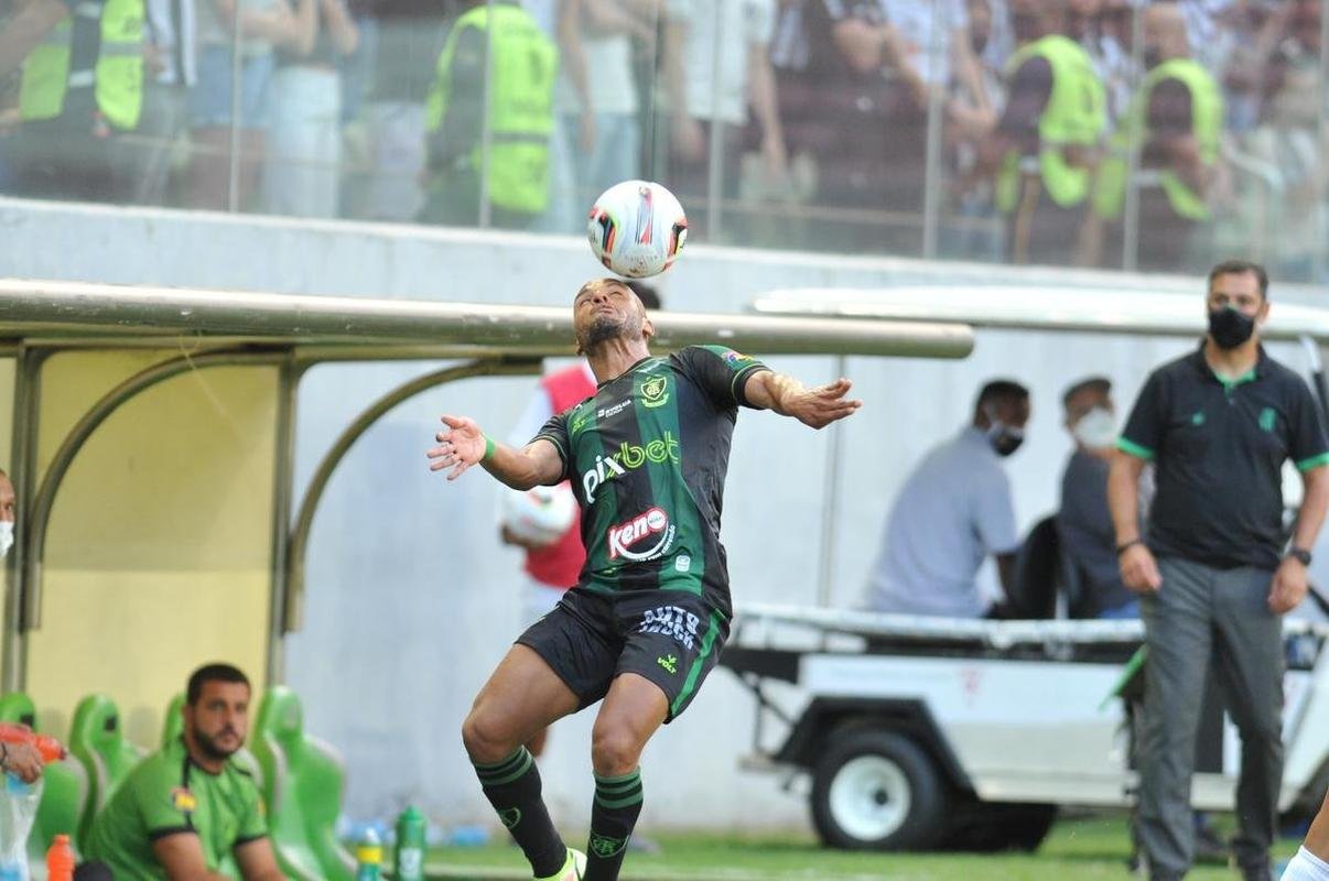 Gols de Arana e Savarino deram a vitria ao Atltico no clssico contra o Amrica pela sexta rodada do Mineiro