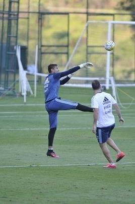 Seleo Argentina treinou nesta tera na Cidade do Galo com Lionel Messi. O craque cobrou faltas, afiou a pontaria e, em seguida, deixou a atividade mais cedo para se poupar. Na parte final, o tcnico Bauza orientou um trabalho em campo reduzido