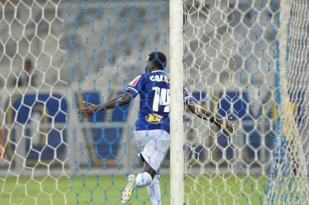 Douglas Coutinho abriu caminho para a virada cruzeirense no Mineiro