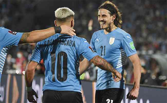 Arrascaeta comemora com Cavani belo gol do atacante, de bicicleta: Uruguai entra no G-4