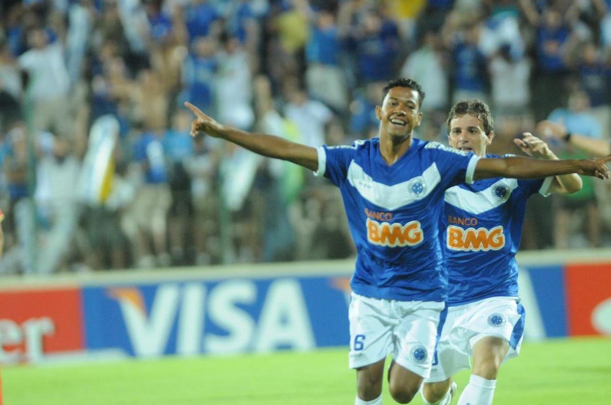 Em 2011, a Reebok ousou, com o escudo fechado e um detalhe em forma de V na parte frontal da camisa principal.