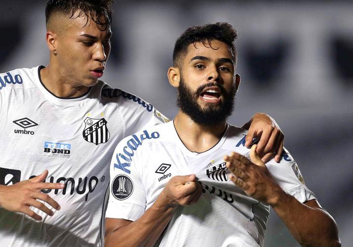 Umbro, da Inglaterra, é a fornecedora do Santos