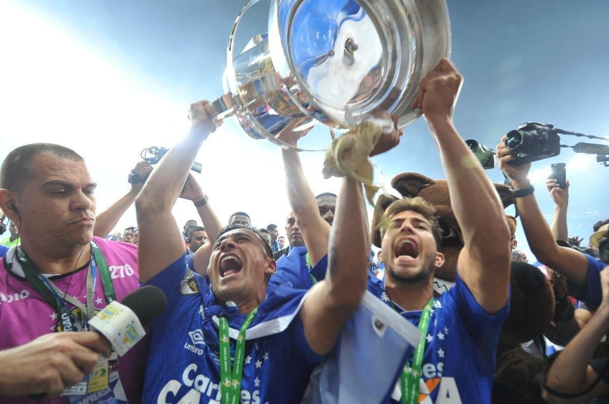 Depois da vitria por 5 a 3 nos pnaltis, que teve Fbio como heri, jogadores e comisso tcnica comemoraram muito no gramado do Mineiro. Capito Henrique ergueu a taa do penta no Gigante