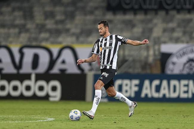 Fotos do gramado do Mineiro em condies ruins