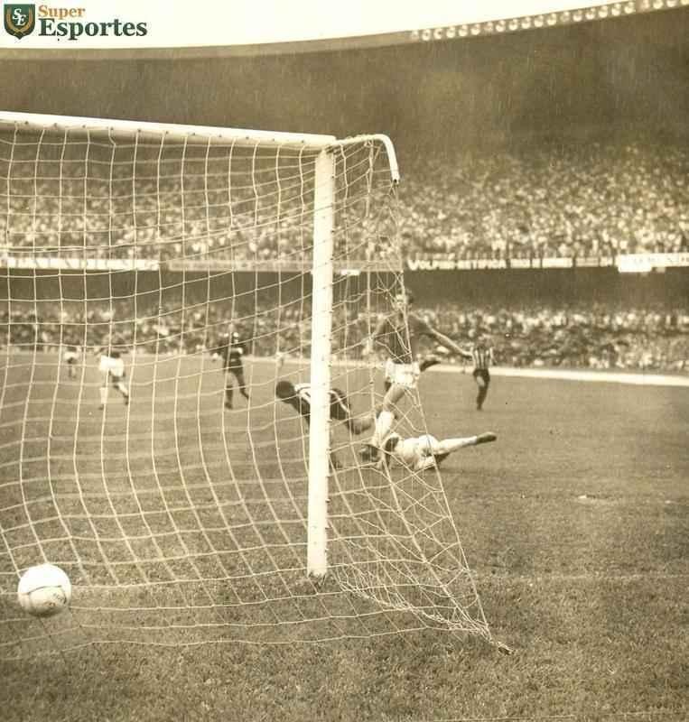 O Galo liderava o Estadual, e a vitria no clssico, pela antepenltima rodada, praticamente o deixaria com o ttulo nas mos. A equipe do tcnico Fleitas Solich fez 3 a 0 aos 15min do segundo tempo. O Cruzeiro j havia perdido Tosto, contundido, e Procpio, expulso, mas logo iniciou a reao. Natal marcou duas vezes e Piazza, de pnalti, empatou aos 30min. No fim, Z Carlos quase virou, mas o empate serviu para embalar a equipe at a conquista do Estadual, numa melhor-de-trs no incio de 1968.