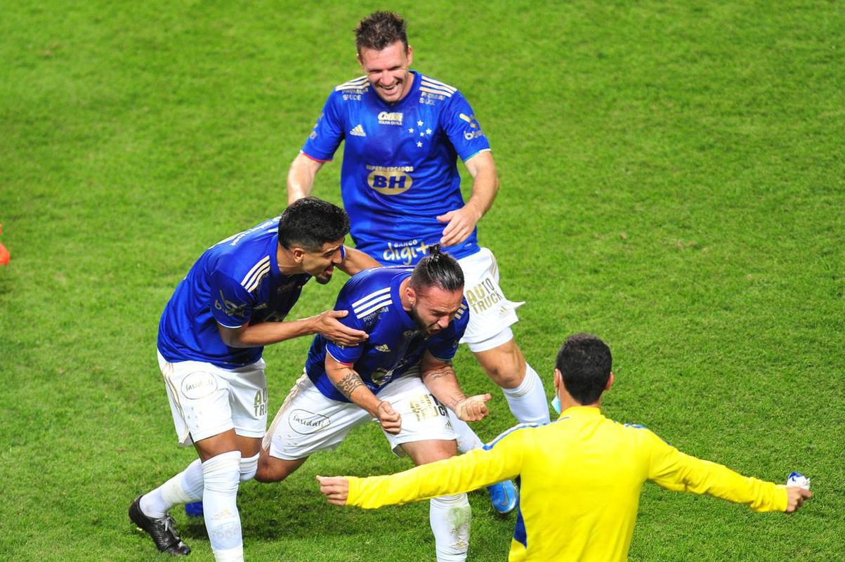 Fotos do duelo entre Cruzeiro e Vitria, no Independncia, em Belo Horizonte, pela 17 rodada da Srie B do Campeonato Brasileiro