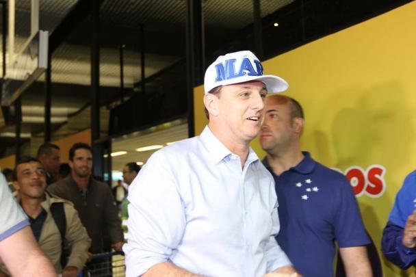 Novo treinador do Cruzeiro, Rogério Ceni desembarcou em Confins na manhã desta terça-feira e recebeu apoio de torcedores