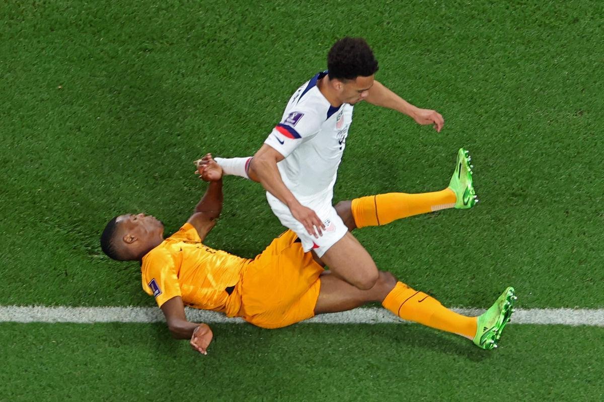 Lances do jogo entre Holanda e Estados Unidos pelas oitavas de final da Copa do Mundo.